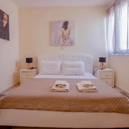 Spacious With Private Pool Vila *